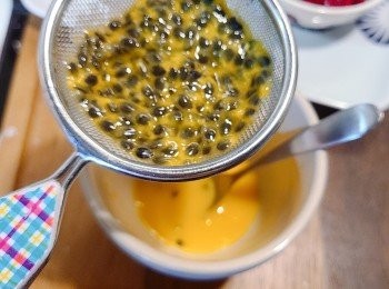 step7: 百香果汁隔走果籽，方便食時沒有太多的籽。