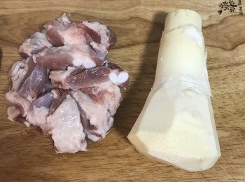 step1: 挑選竹筍時，可以注意竹筍尖端部分的顏色，如果已經有青綠色出現，就不要買，因為竹筍出土後，開始進行光合作用，導致表皮會呈現綠色俗稱出青；竹筍所含的胺基酸Tyrosine 會受到Tyrosine aminolyse作用，形成Taxiphyllin化合物，而這也是造成青筍具有苦味的原因。