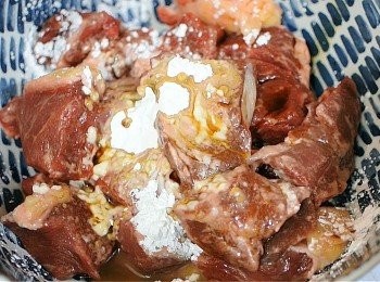 step1: 將牛肉切大塊, 落牛肉醃料
牛肉醃料:
生粉...1湯匙
料酒...1湯匙
生抽...1湯匙
老抽...1/2湯匙
黑胡椒粉...1/3茶匙