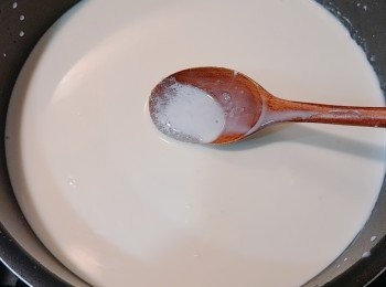step2: 將砂糖加入牛奶，用中小火煮至微熱 (不要煮滾，夠熱溶砂糖即可。)