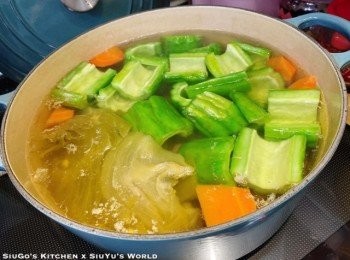 step1: 黃豆洗淨，以暖水浸約1小時，瀝乾；唐排汆水，洗淨。