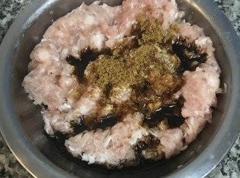 step4: 加入<span class="group_2">獅子頭調味料</span>，絞拌到完全吸收；