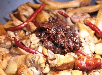 step6: 加入豆瓣醬、蠔油、糖 (自行試味)