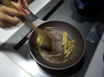 step6: 起鑊下油，炒香把薑絲及蒜蓉