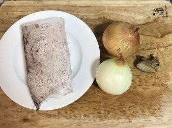 step1: 取大透抽前端洗淨備用；洋蔥除皮洗淨；