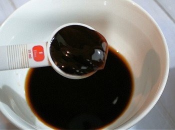 step2: 另用一個豌仔整醬汁
醬汁:
生抽...2湯匙
老抽...1湯匙
蠔油...1湯匙
brown sugar...1茶匙
黑胡椒粉...1/2茶匙
水...100ML
