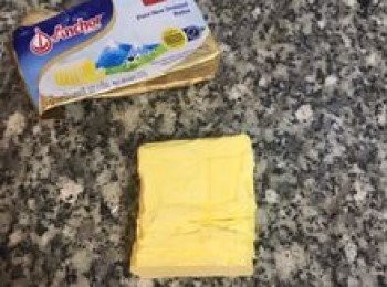 step4: 工作台上鋪ㄧ張保鮮膜；奶油秤切排成方型，