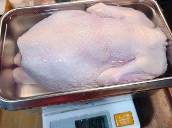 step1: 雞預先一日從冰櫃放入雪櫃解凍，解凍後拔除雜毛和切走尾端屁股並洗淨。網路上許多brine鹽水醃肉方法，這次我採用的鹽水比例是 : 先量出(雞+水)的總重量，將總重量X0.02便得出所需要鹽的重量 ; 將總重量X0.01便得出所需要糖的重量 。
例如全雞1000g+水500g=1500g.