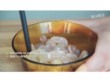 step2: 蝦仁清洗乾淨後就用廚房紙印乾~ 再用一些鹽, 胡椒粉和糖醃製10分鐘