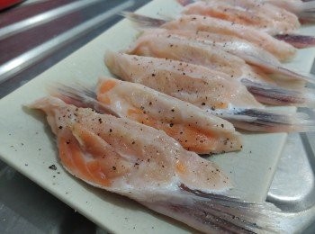 step3: 在魚鮫上沙上適量海鹽和黑椒撈勻