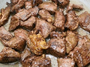 step3: 開大火, 鍋上落多少少油, 用半煎炸方式煎牛肉, 煎2.5-3分鐘或每邊金黃後先拿出