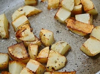 step4: 將薯仔放進煎至金黃後拿出