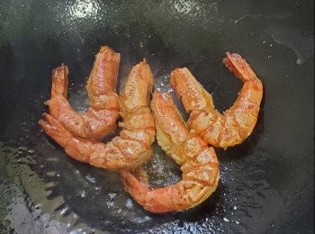 step2: 蝦用廚房紙朔乾水份，加入底味少量鹽粉，胡椒粉適量，檸檬汁適量，再加入生粉，放入鑊中半煎炸至金黃色取出備用