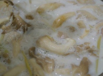 step3: 雞肉開始變白後加入秀珍菇，落brown sugar 及魚露，可按個人口味決定是否需要加鹽，煮嘅過程中需間中攪拌<span class="group_1">食材</span>