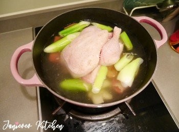 step4: 放入春雞合上蓋中小火煮約20-30分鐘把雞煮熟。