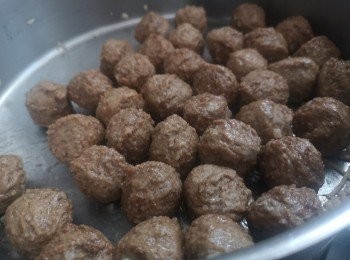 step3: 用油爆香蒜蓉，加入意粉和少許鹽同炒，如意粉太乾可加少許油和少許意粉水同炒，之後盛起備用。肉丸用油爆香表面，加入茄膏或意粉醬，加入適量雞湯，糖可以隨自己口味加入 。