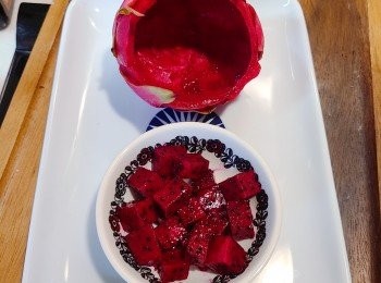 step6: 挖出火龍果的肉，切成粒。