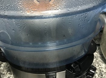 step7: 與紅蘿蔔一起入蒸籠，紅蘿蔔蒸20分鐘後取出；花生則依喜歡的口感蒸45-60分鐘；