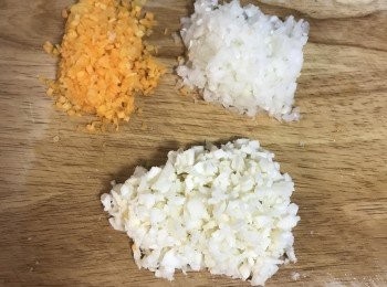 step2: 洋蔥半顆、紅蘿蔔、荸薺切小丁；