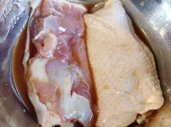 step2: 下<span class="group_1">醃料</span>將鴨胸醃至少30分鐘，偶爾翻面。