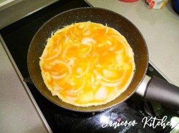 step4: 洋蔥炒至軟身。將已調味的蛋液緩緩倒入。用中小火煮至理想熟的程度。把滑蛋鋪在白飯上。