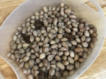 step6: 冷凍花生用水沖濕後與八角混勻；