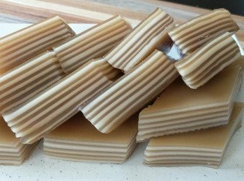 step1: 把水放进锅里煮开后，放进片糖煮融化。
把马蹄粉放进片糖水里面，搅拌均匀.把糖水粉浆，过筛。