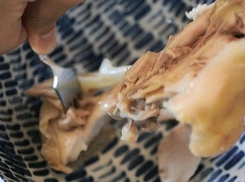 step5: 雞脾涼後拿出，用叉扯出雞肉，再用手按雞肉紋路撕小塊