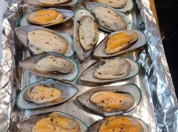 step2: 青口解凍後沖洗乾淨，殼也要清洗乾淨，並用廚紙抹乾，放上焗盤，撒上即磨黑胡椒。