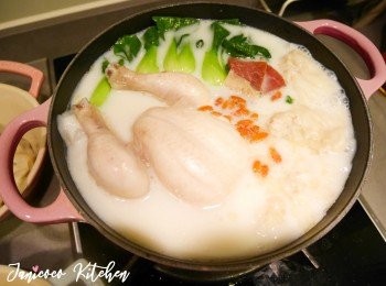 step6: 雞煲加入杞子，小棠菜及煮至半熟的雲吞。全熟後加入牛奶，即成鮮甜的奶白雲吞雞。