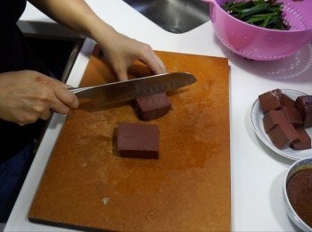 step4: 豬紅先切成小粒