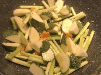 step4: 先下櫛瓜、紅蘿蔔片、蘆筍較粗的部份拌炒，中火蓋鍋蓋燜1分鐘，