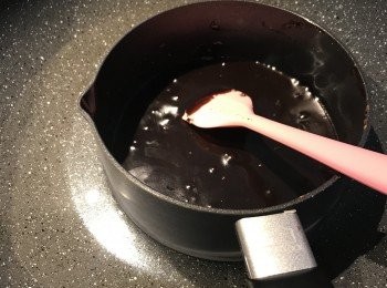 step19: 巧克力+牛奶，隔水加熱至溶化；