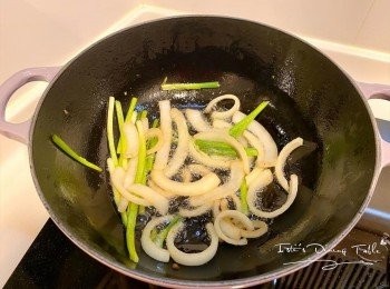 step6: 放入蔥白和洋蔥，大火炒至金黃色略焦