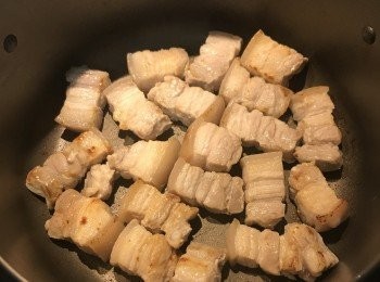 step3: 鍋加熱不放油，下五花肉入鍋煎出香味；