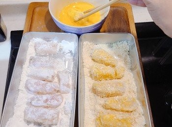 step3: 把醃製好的魚柳均勻地沾上一層薄麵粉，靜置1-2分鐘等反潮，(這是確保炸時粉不易跟魚肉分離) 。再在全蛋液沾一圈，最後在麵包糠裏面打個滾，讓魚柳均勻的裹上麵包糠。