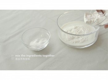 step2: 把糯米粉和糖倒入牛奶中