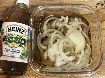 step3: 10分鐘後瀝掉冰開水，倒入蔬果醋、糖和蜂蜜還有1茶匙的鹽；充份混勻後，將洋蔥都壓入糖醋汁中，放冰箱冷藏；