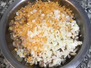 step5: 拌入荸薺、洋蔥和紅蘿蔔丁抓勻；