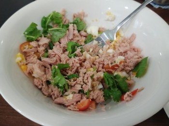 step2: 蛋壓碎，放入吞拿魚、切好的菜、辣辣、蕃茄，加入鹽和黑椒碎，伴進 Mayonnaise 及Tabasco 。