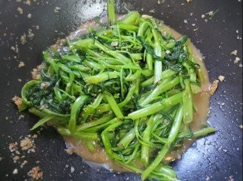 step2: 炒到九成熟起鑊完成，蒜蓉蝦醬炒通菜完成