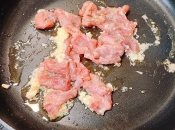 step2: 先下少許油將牛肉快炒至少許變色。加入蒜蓉再炒勻。