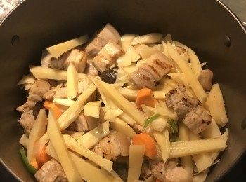 step5: 下醃筍、紅蘿蔔片拌炒；