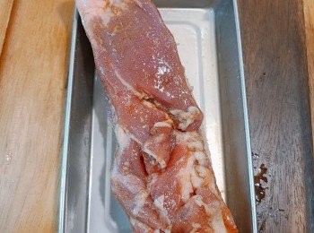 step3: 將所有<span class="group_1">醃料</span>塗抹在豬肉底部，避免接觸豬皮表層。