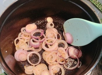 step5: 將鍋內鴨油倒走，留少許油在鍋內。加入乾葱片，炒至軟身和有香味。