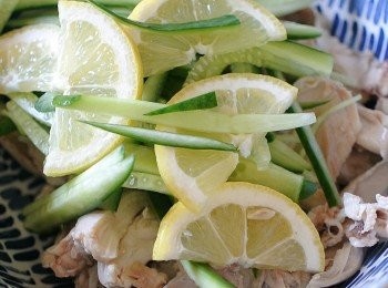 step6: 將青瓜絲，檸檬片放入雞肉