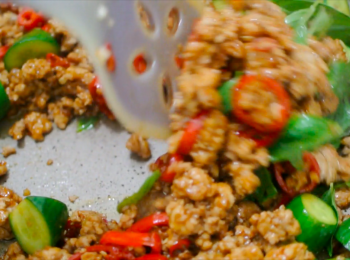 step6: 豬肉炒至全熟後加入九層塔,炒2下後熄火, 上碟