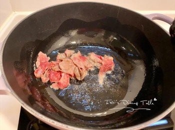 step5: 鑄鐵鍋加入3-4湯匙油，中火燒熱5分鐘至出煙，放入牛肉片，快炒至半熟盛起備用