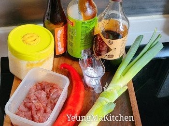 step1: 預備材料。牛肉洗淨抺乾，逆紋切薄片，再用半茶匙糖、一茶匙生抽、一湯匙水、半茶匙木薯粉和少許麻油先醃約15分鐘左右。京蔥洗淨，先撕去比較老的表面，再斜切成厚片。紅尖椒洗淨去籽並斜切成厚片。