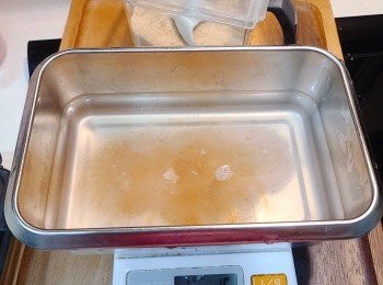 step3: 將1500gX0.01=15g，便將15g的糖加入水裡攪拌均勻。